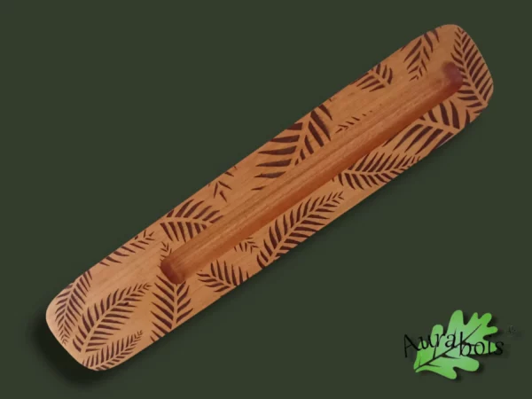 Support à encens en bois de merisier avec motif feuille de palmier gravé au laser.