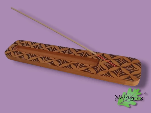 Support encens fait main en bois massif, motif plume stylisée gravée.