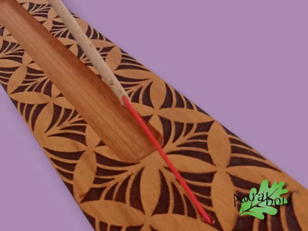 Support encens fait main en bois massif, motif plume stylisée gravée.
