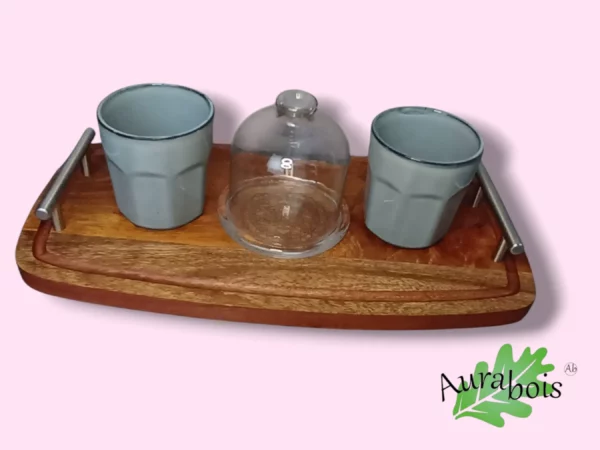 Plateau café en bois gravé avec tasses et cloche en verre