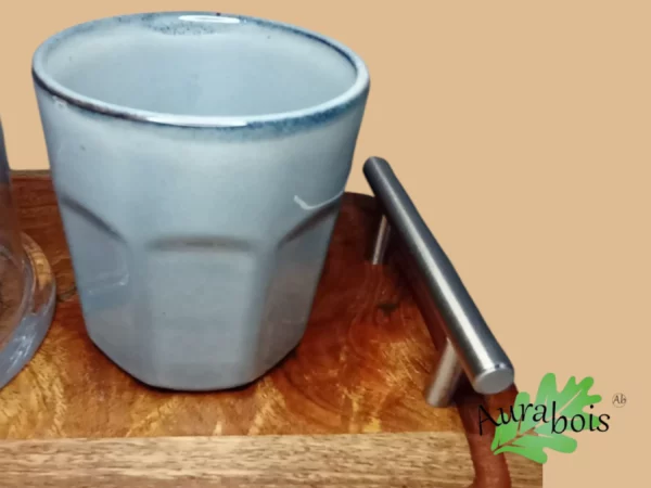 Plateau café en bois gravé avec tasses et cloche en verre