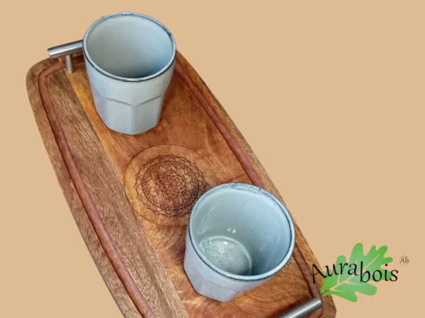 Plateau café en bois gravé avec tasses et cloche en verre