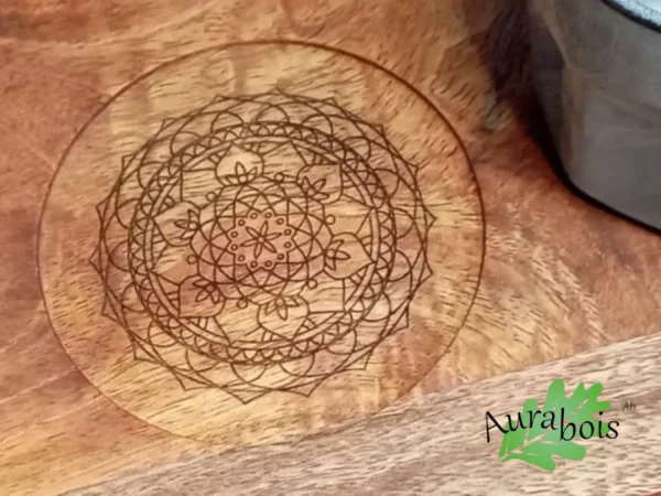 Plateau café en bois gravé avec tasses et cloche en verre