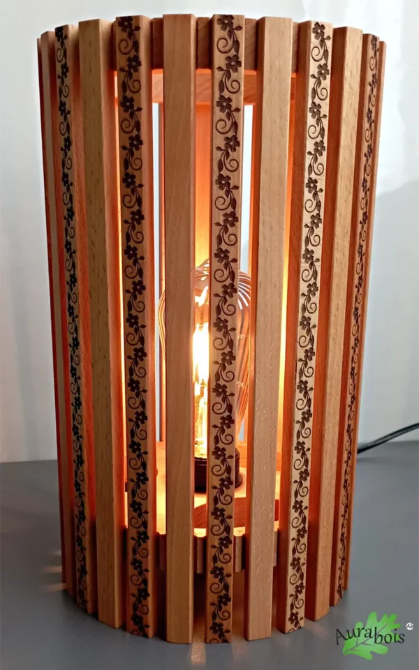Lampe à poser en bois artisanale avec gravure florale – Création Aurabois. Bois de hêtre, motif gravure laser, fait main.