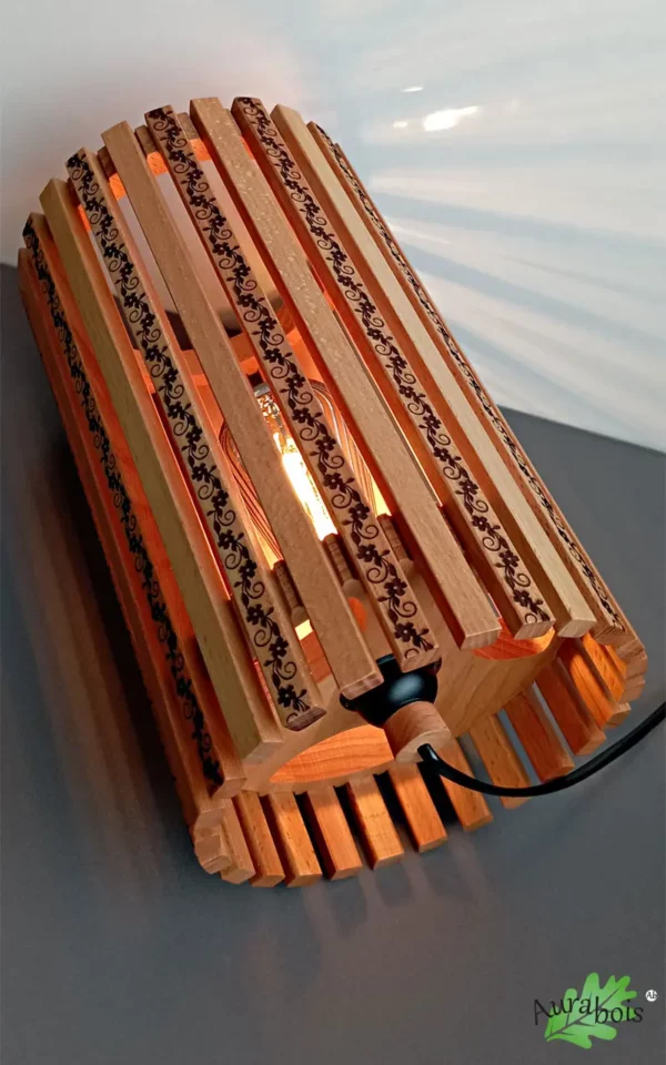 Lampe à poser en bois artisanale avec gravure florale – Création Aurabois. Bois de hêtre, motif gravure laser, fait main.