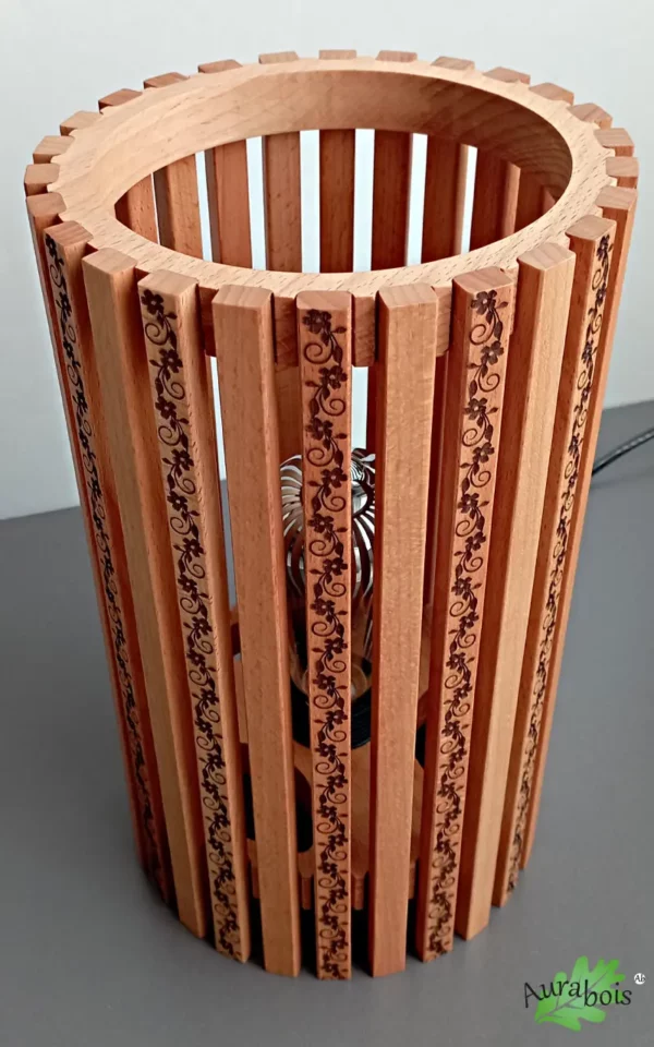 Lampe à poser en bois artisanale avec gravure florale – Création Aurabois. Bois de hêtre, motif gravure laser, fait main.