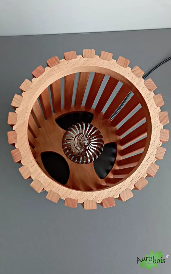 Lampe à poser en bois artisanale avec gravure florale – Création Aurabois. Bois de hêtre, motif gravure laser, fait main.