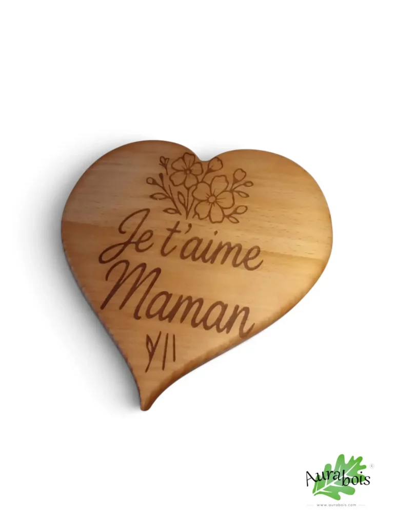 Dessous de plat cœur en hêtre massif gravé « Je t'aime Maman » avec motifs floraux