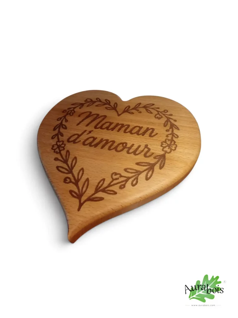 Dessous de plat cœur en hêtre massif gravé « Maman d’amour » avec motifs floraux