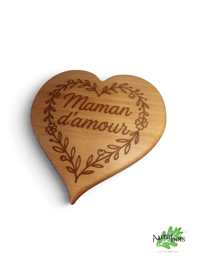 Dessous de plat cœur en hêtre massif gravé « Maman d’amour » avec motifs floraux