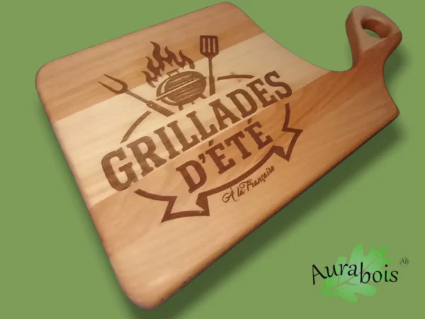 Planche à découper en bois de hêtre gravée "Grillades d'été" avec poignée