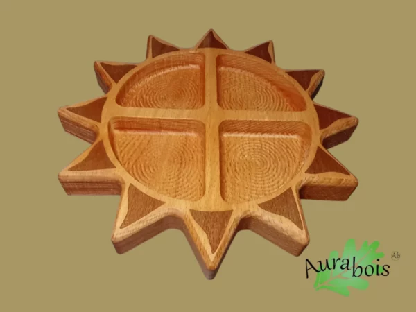 Assiette apéro en bois de hêtre en forme de soleil avec quatre compartiments gravés – artisanat français