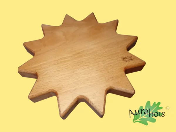Assiette apéro en bois de hêtre en forme de soleil avec quatre compartiments gravés – artisanat français