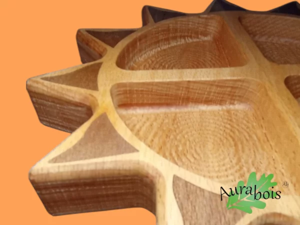 Assiette apéro en bois de hêtre en forme de soleil avec quatre compartiments gravés – artisanat français