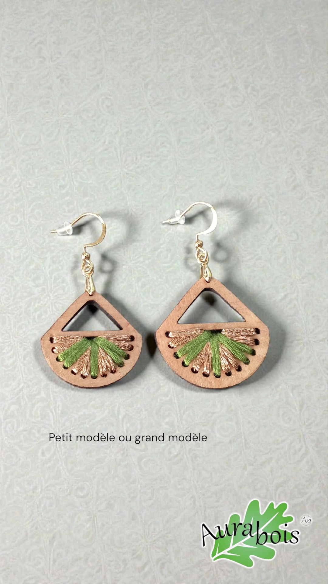 Boucles d’oreilles “Colors” – Bois de hêtre massif huilé & fil de coton VR 4 Boucles d'oreilles en bois pour adulte ou jeune fille. Tissé d'un fil 100% coton de couleur vert et polyester doré or. Forme éventail.