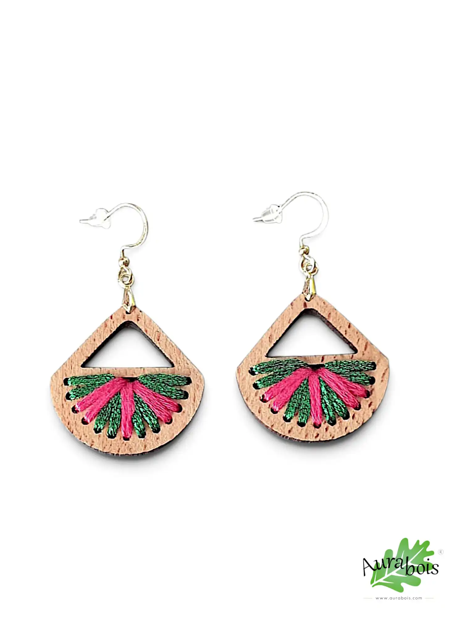 Boucles d’oreilles “Colors” – Bois de hêtre massif huilé & fil de coton VR 1 Boucles d'oreilles en bois pour adulte ou jeune fille. Tissé d'un fil 100% coton de couleur rouge et polyester vert. Forme éventail.