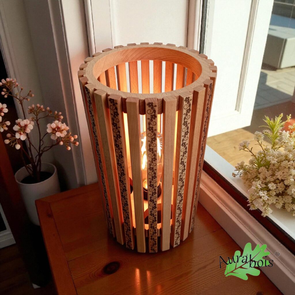 Lampe à poser en bois artisanale avec gravure florale – Création Aurabois. Bois de hêtre, motif gravure laser, fait main.