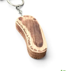 Porte-clé personnalisé en bois de chêne gravé au laser avec l'empreinte réelle d'un bébé, fabrication artisanale française.