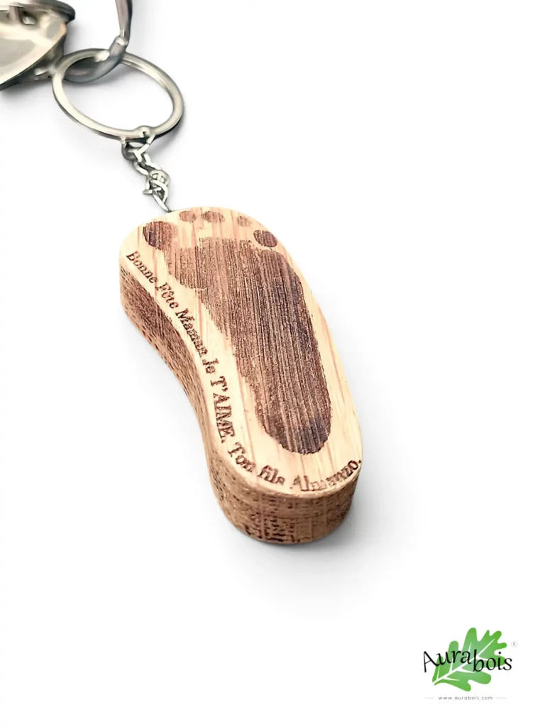 Porte-clé personnalisé en bois de chêne gravé au laser avec l'empreinte réelle d'un bébé, fabrication artisanale française.