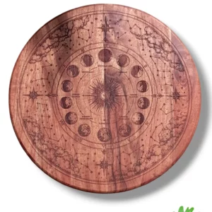 Dessous de plat XXL rond en bois d'acacia massif gravé au laser représentant les phases de la Lune, les constellations et les étoiles, fabriqué artisanalement en France.