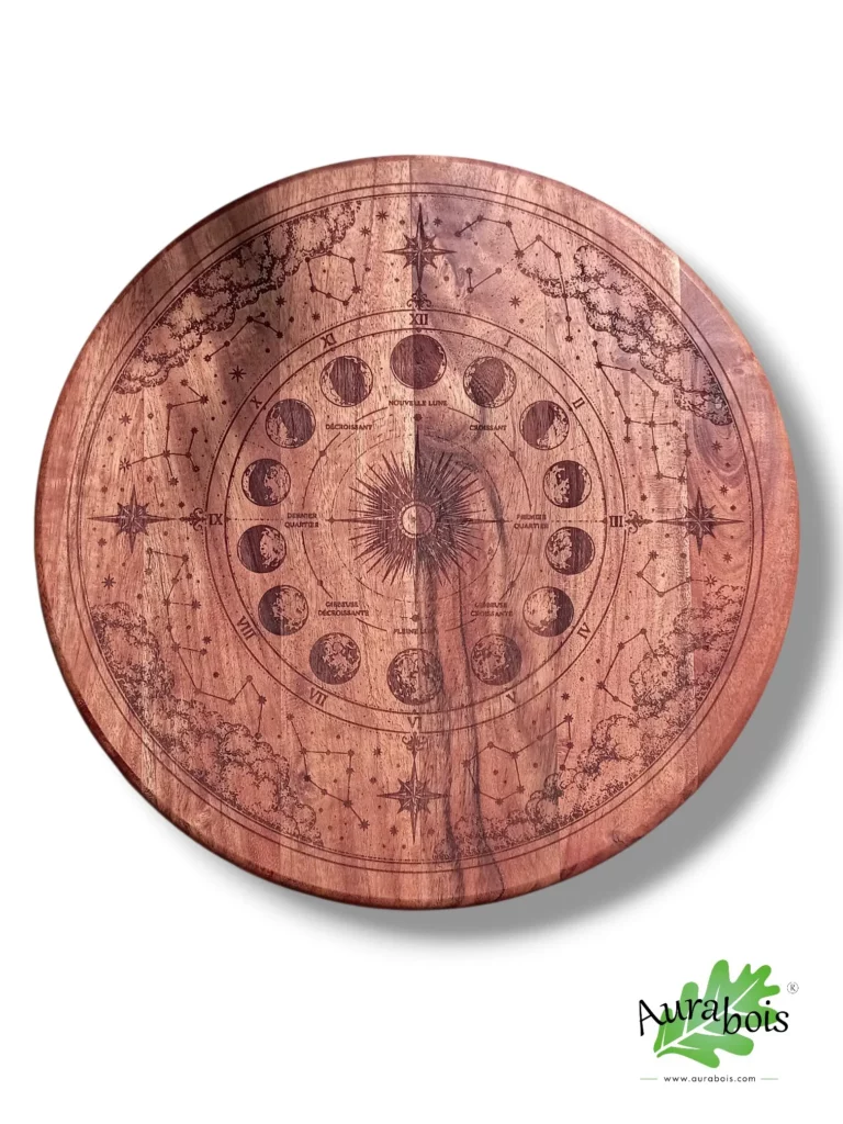 Dessous de plat XXL rond en bois d'acacia massif gravé au laser représentant les phases de la Lune, les constellations et les étoiles, fabriqué artisanalement en France.